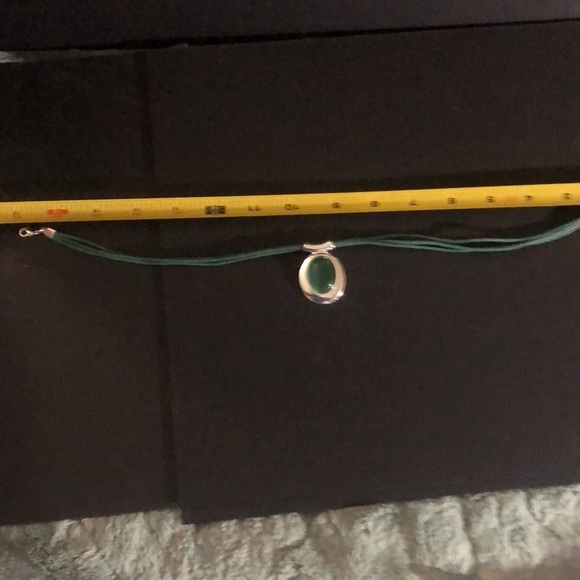 Glass green round stone pendent necklace​ - Picture 8 of 8